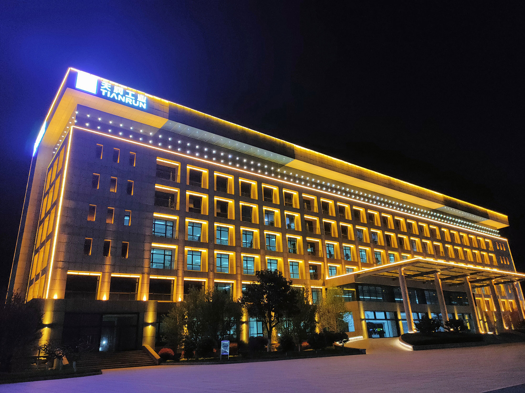 公司办公室-张洋-公司夜景，虽然很晚了，但后勤人员依然加班忙碌，景美人更美.jpg